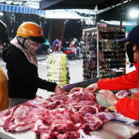 Thị trường hàng hóa ngày mùng 2 Tết sôi động trở lại