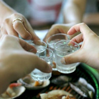 Ngộ độc rượu gia tăng dịp Tết và những lưu ý cần biết