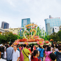 Người dân TP Hồ Chí Minh đội nắng tham quan Đường hoa Nguyễn Huệ ngày cuối mở cửa