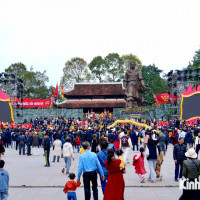 Hàng ngàn người dân và du khách tham dự Lễ hội Gò Đống Đa 2025