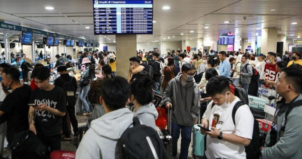 Sân bay Tân Sơn Nhất mùng 6 Tết: Hành khách chờ hơn 2 giờ để lấy hành lý, hơn 1 giờ để gọi xe công nghệ