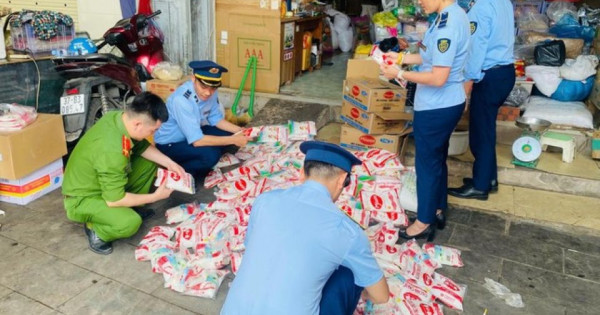 Phát hiện hơn nửa tấn mì chính nghi giả thương hiệu lớn ở Nghệ An