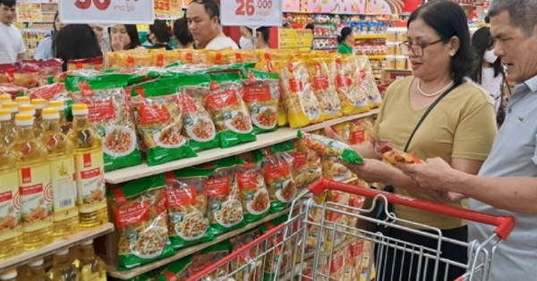 Chen chân vào siêu thị mua sắm trong kỳ nghỉ lễ 30/4 và 1/5