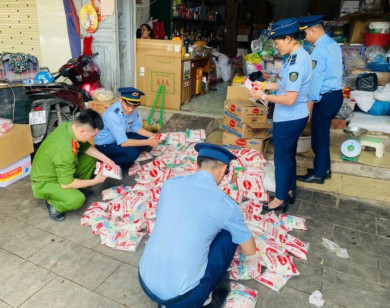 Phát hiện hơn nửa tấn mì chính nghi giả thương hiệu lớn ở Nghệ An
