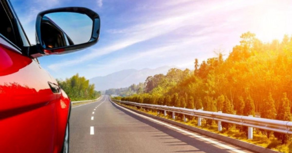Cần trang bị điều gì khi lái xe ô tô đường dài dưới thời tiết nắng nóng?