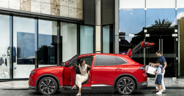 Sạc miễn phí, vận hành mạnh, nội thất rộng: Lý do VF 8 đang là SUV gia đình hot nhất hè này