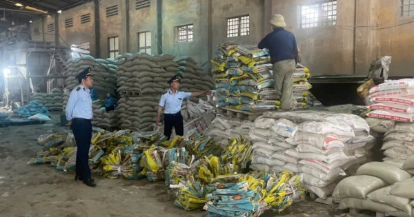 Thanh Hóa: Hơn 67 tấn phân bón giả mạo nhãn hiệu bị giám sát khắc phục hậu quả