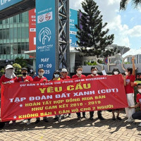 Dự án The Privé: Khách hàng căng băng rôn yêu cầu Đất Xanh 