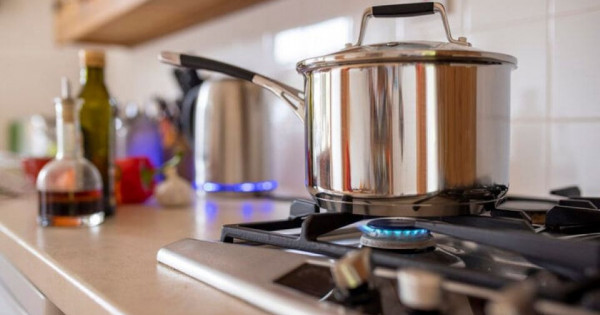 Những món đồ không nên đặt quá gần bếp nấu