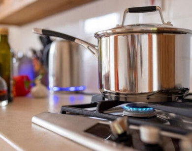 Những món đồ không nên đặt quá gần bếp nấu