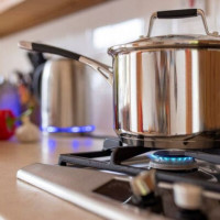 Những món đồ không nên đặt quá gần bếp nấu