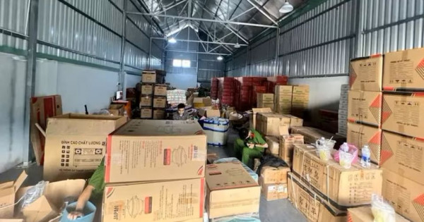Long An: Phát hiện hơn 3,3 tấn hàng hóa không rõ nguồn gốc