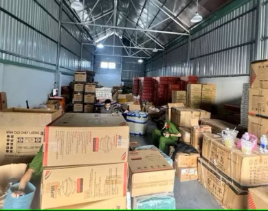 Long An: Phát hiện hơn 3,3 tấn hàng hóa không rõ nguồn gốc