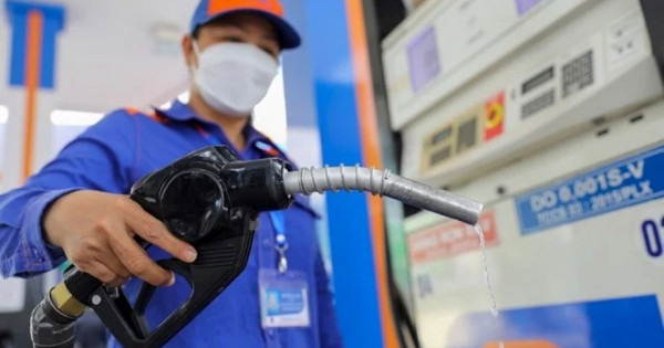 Giá xăng đảo chiều giảm, RON 95 xuống 19.530 đồng/lít