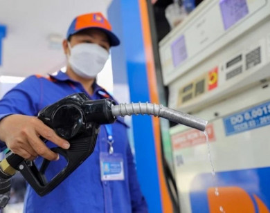 Giá xăng đảo chiều giảm, RON 95 xuống 19.530 đồng/lít