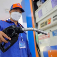 Giá xăng đảo chiều giảm, RON 95 xuống 19.530 đồng/lít