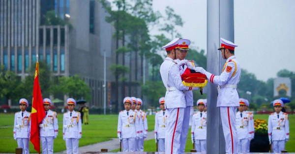[Ảnh] Lễ thượng cờ rủ Quốc tang nguyên Chủ tịch nước Trần Đức Lương tại Quảng trường Ba Đình