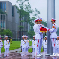 [Ảnh] Lễ thượng cờ rủ Quốc tang nguyên Chủ tịch nước Trần Đức Lương tại Quảng trường Ba Đình