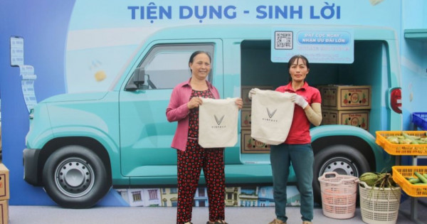 Lần đầu biết tới ô tô điện chở hàng VinFast EC Van, tiểu thương Hà Nội hào hứng xem thử, có người chốt cọc tại chỗ
