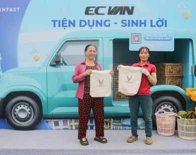 Lần đầu biết tới ô tô điện chở hàng VinFast EC Van, tiểu thương Hà Nội hào hứng xem thử, có người chốt cọc tại chỗ