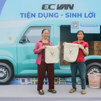 Lần đầu biết tới ô tô điện chở hàng VinFast EC Van, tiểu thương Hà Nội hào hứng xem thử, có người chốt cọc tại chỗ