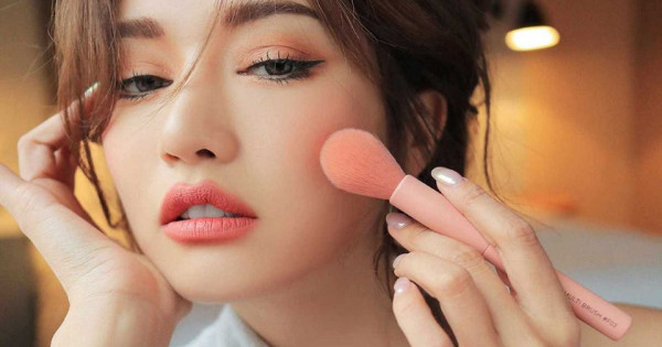 Cách giúp lớp trang điểm bền hơn trong thời tiết nắng nóng