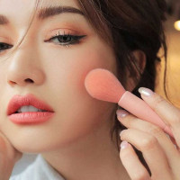 Cách giúp lớp trang điểm bền hơn trong thời tiết nắng nóng