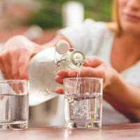 Mùa hè nên uống bao nhiêu nước là đủ?