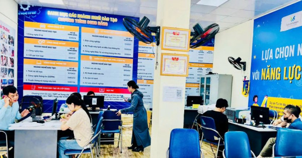 Nhiều phụ huynh, học sinh đăng ký xét tuyển Chương trình 9+