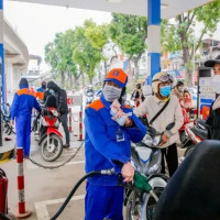 Giá xăng tiếp tục tăng phiên thứ 5 liên tiếp, RON 95 lên 21.500 đồng/lít