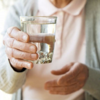 Cách giúp bổ sung nước cho người cao tuổi vào mùa hè