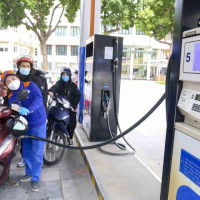 Giá xăng dầu giảm mạnh, RON95 xuống dưới mốc 20.000 đồng/lít