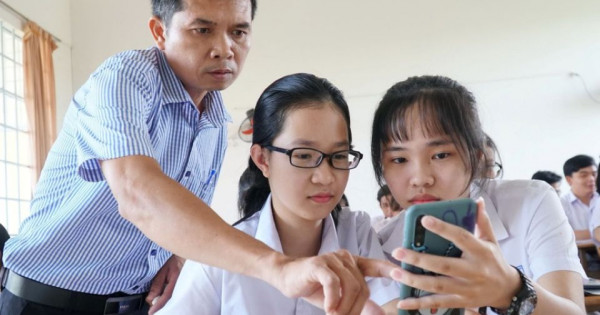 TP Hồ Chí Minh: Dự kiến cấm học sinh dùng điện thoại ở trường, kể cả giờ ra chơi
