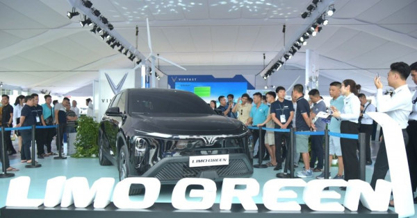 VinFast Limo Green khiến khách Việt mê mẩn tại sự kiện “Thu xăng - Đổi điện”