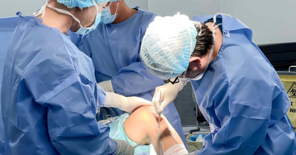 Vinmec Cần Thơ phẫu thuật thành công chấn thương khớp gối do đá bóng