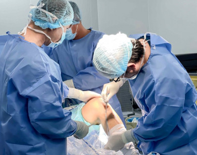 Vinmec Cần Thơ phẫu thuật thành công chấn thương khớp gối do đá bóng