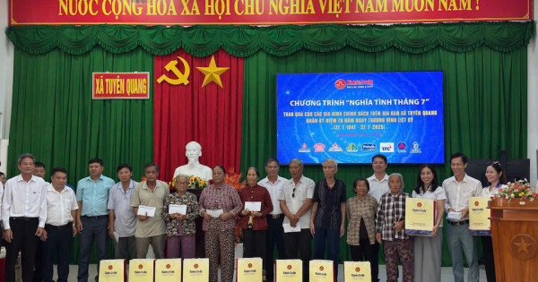 Báo Kinh tế & Đô thị tặng quà thương bệnh binh, gia đình chính sách tại Lâm Đồng