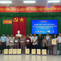 Báo Kinh tế & Đô thị tặng quà thương bệnh binh, gia đình chính sách tại Lâm Đồng