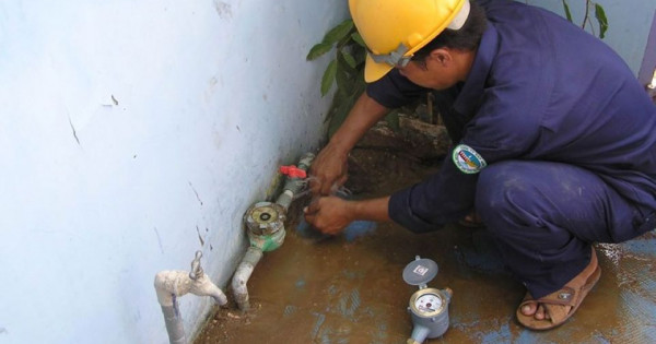 Giả mạo nhân viên công ty cấp nước đi lắp đồng hồ nước để lừa đảo