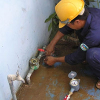 Giả mạo nhân viên công ty cấp nước đi lắp đồng hồ nước để lừa đảo