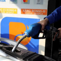 Giá xăng bật tăng trở lại, RON 95 ở mức 19.840 đồng/lít