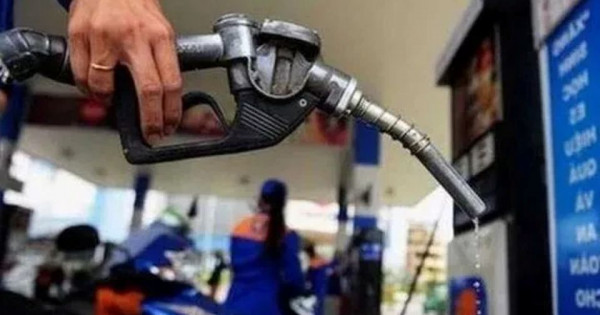 Giá xăng bật tăng, RON 95 ở mức 20.074 đồng/lít