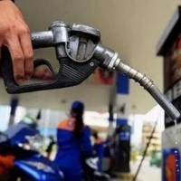 Giá xăng bật tăng, RON 95 ở mức 20.074 đồng/lít