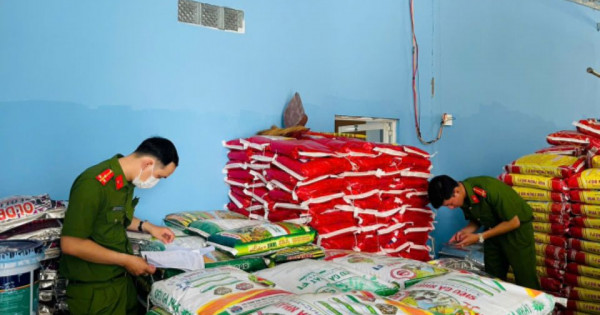 Cà Mau tạm giữ 77 tấn phân bón, chế phẩm nuôi thủy sản không rõ nguồn gốc