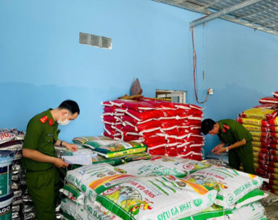 Cà Mau tạm giữ 77 tấn phân bón, chế phẩm nuôi thủy sản không rõ nguồn gốc