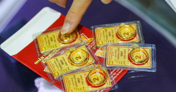 Giá vàng ngày 12/8/2025: SJC cùng vàng nhẫn đảo chiều giảm mạnh