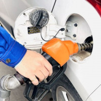 Giá xăng đồng loạt giảm, RON 95 về mức dưới 20.000 đồng/lít