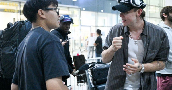 Ngôi sao Úc The Kid LAROI đến Việt Nam: Rapper Double2T "sốc" vì gặp idol trên máy bay, 1 fan ruột đợi suốt 5 tiếng để gặp thần tượng