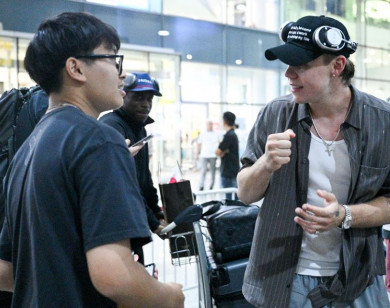Ngôi sao Úc The Kid LAROI đến Việt Nam: Rapper Double2T "sốc" vì gặp idol trên máy bay, 1 fan ruột đợi suốt 5 tiếng để gặp thần tượng