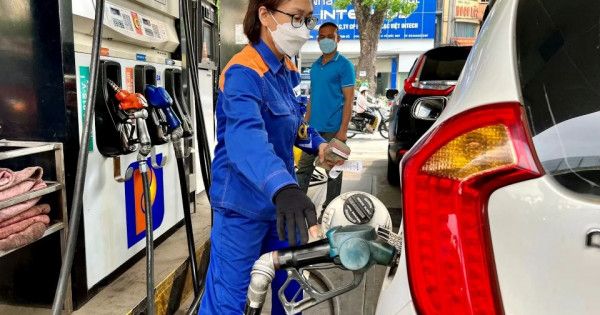 Giá xăng bật tăng, RON 95 vượt 20.000 đồng/lít